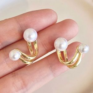 1 Pair Pearl C Stud Earrings